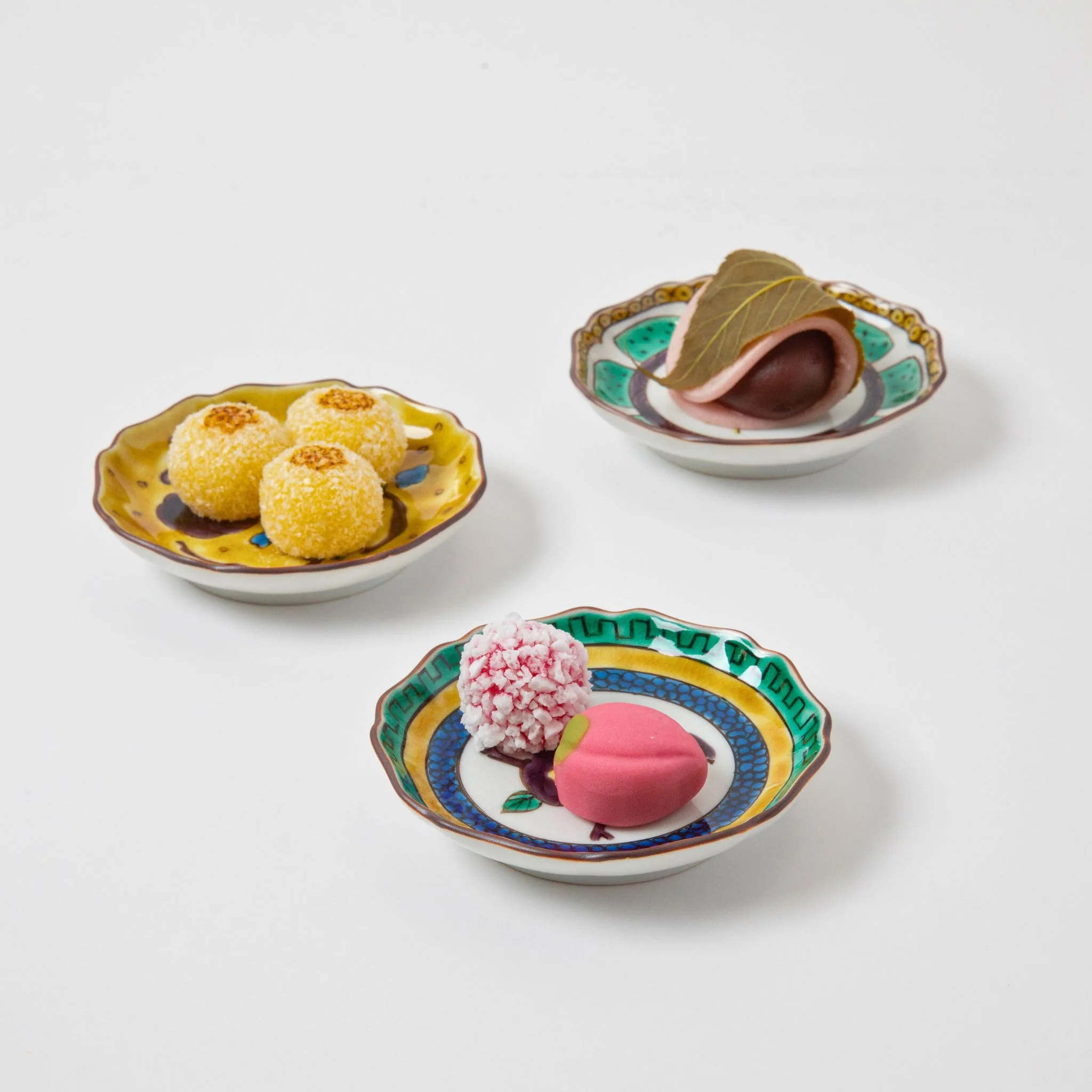 Bird Patterned Petal Rimmed Circle Plate - Image 8