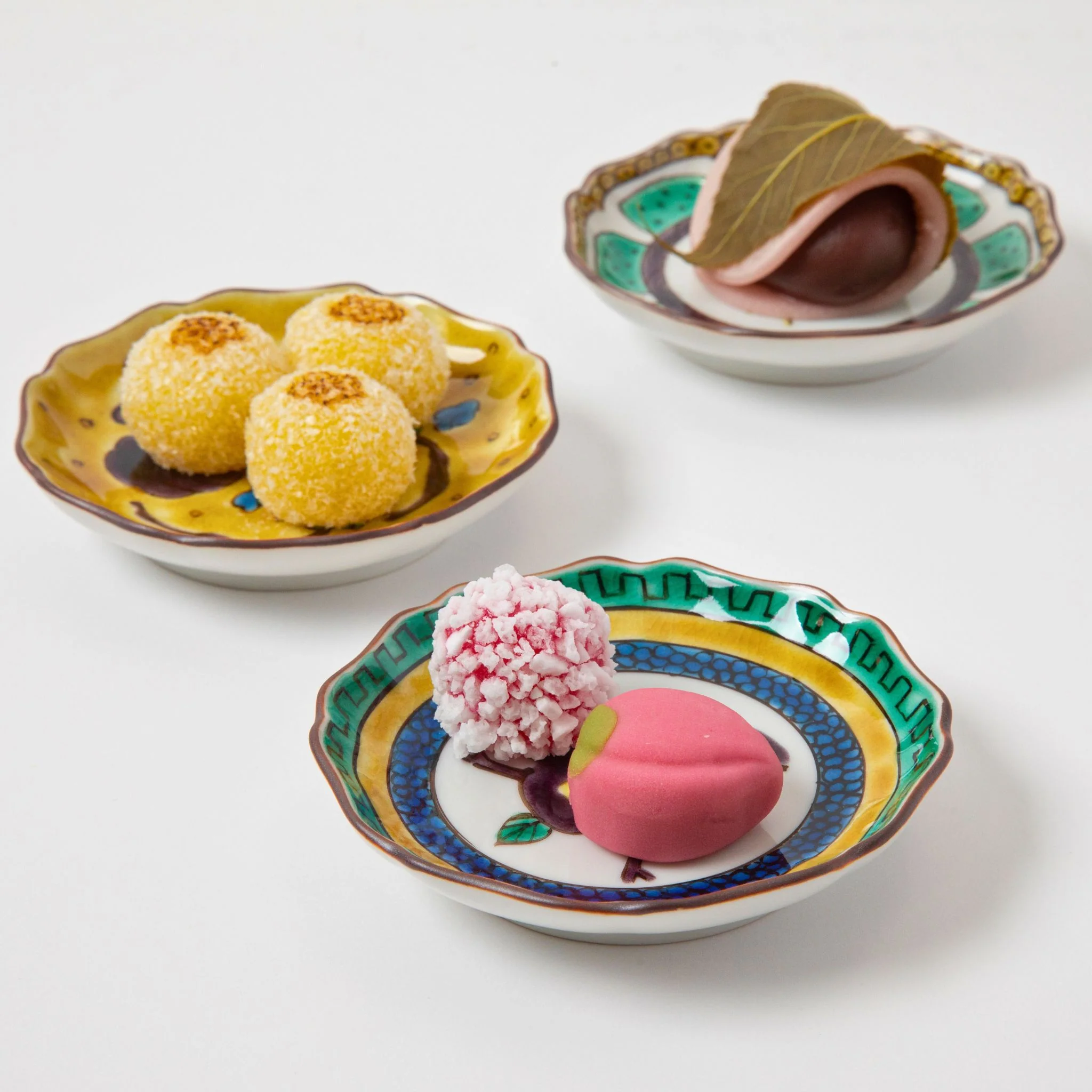 Camellia Patterned Petal Rimmed Circle Plate - Image 7